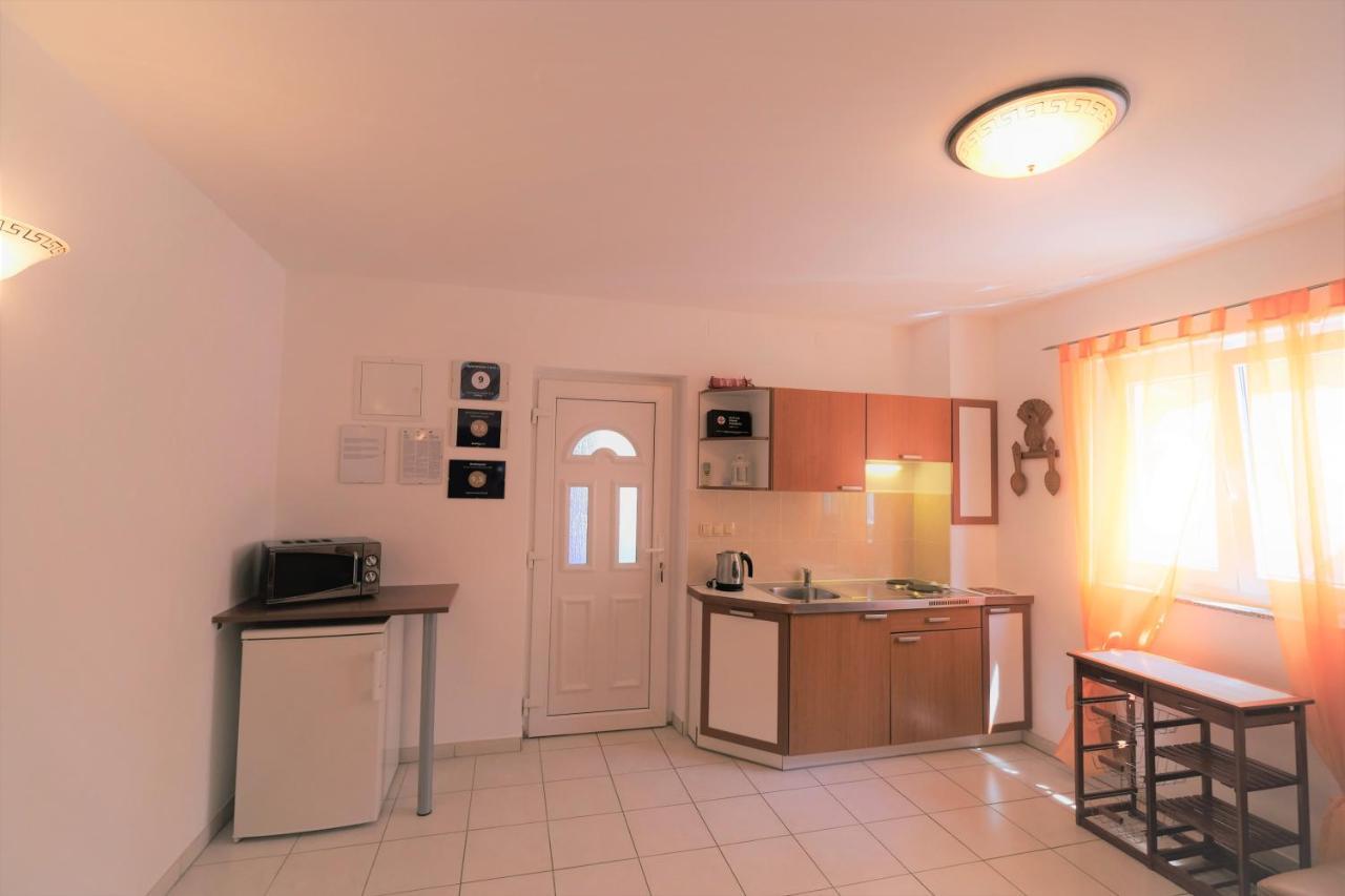 Apartments Coral, Klimno, Island Krk Exterior foto